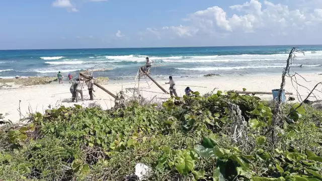 Cada dos días se realiza limpieza de arenales, con el objetivo de que las familias locales acudan a recrearse, sin tener que trasladarse hasta el centro de la ciudad.