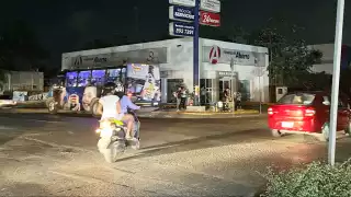 A decir de los propios quintanarroenses, los más dañados fueron los pequeños emprendedores, quienes únicamente pudieron operar por algunas horas ayer.