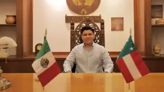 Hijo de Joaquín Díaz Mena imita a su padre en una fotografía oficial; levanta polémica