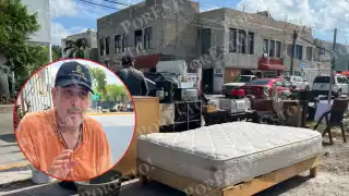 Al no tener un techo, duerme en su cama en medio de un terreno en la vía pública