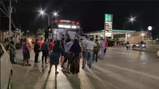 La unidad 086 fue detenida por los manifestantes de la colonia.