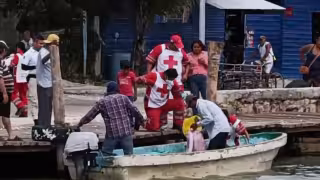 La madre y la bebé fueron atendidas por paramédicos de la Cruz Roja