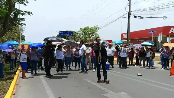 Maestros bloquearon la avenida Internacional de Mérida