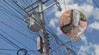 Vecinos alertan por transformador con fuga y poste inclinado en Champotón