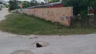 Tubos de drenaje dañados representan riesgo en Escárcega.