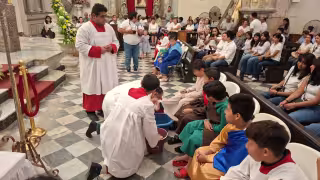 Decenas de fieles acuden a la Misa del lavatorio de pies en Campeche.
