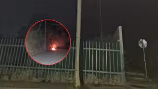 Un transformador explotó frente al IMSS Bienestar de Hecelchakán durante la noche.