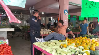Amarran a presunto deudor en frutería del Centro.