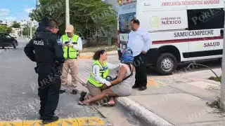 Una mujer resultó herida tras derrapar en su motoneta en la zona centro.