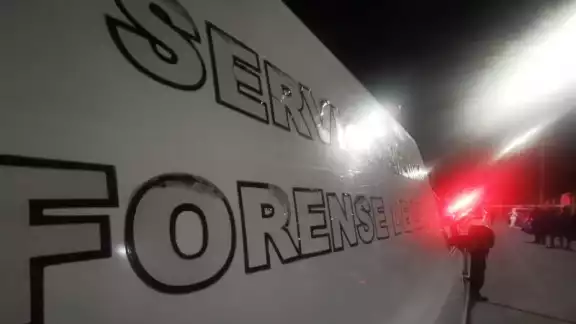 Paramédicos llegaron a la escena, dándose cuenta que el motociclista tenía dos impactos de bala