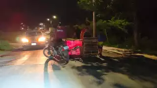 Un menor en triciclo dedicado a la venta de pan fue impactado por un vehículo, lo que provocó la pérdida de su producto