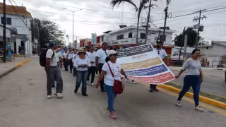 Los maestros caminaron desde la avenida principal hasta el centro de la ciudad