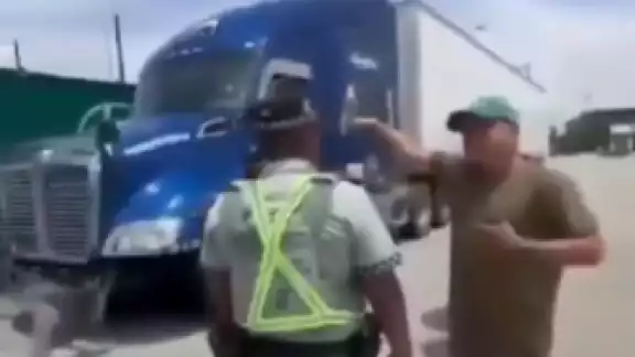 El tráiler fue asegurado por elementos de la Guardia Nacional. El tráiler fue asegurado por elementos de la Guardia Nacional.