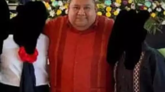 El hombre señalado de acoso a menores aparentemente usaba el apoyo de otras mujeres.