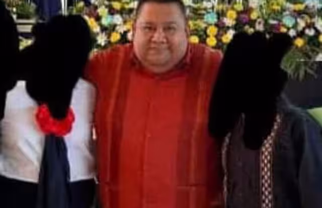 El hombre señalado de acoso a menores aparentemente usaba el apoyo de otras mujeres.