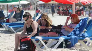 El calor intenso y la brisa fresca hicieron que los extranjeros aprovecharan su estancia en las playas y consumieran los servicios que ofrecían los locales