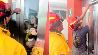 Elevador  falla y deja atrapados a huéspedes de un condominio en  Playa del Carmen: VIDEO