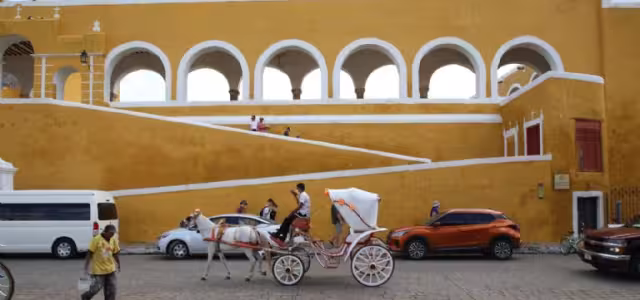 Se puede llegar a Izamal desde el aeropuerto de Mérida
