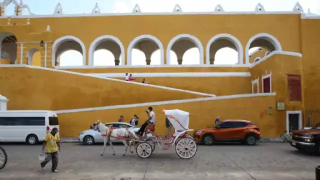 Se puede llegar a Izamal desde el aeropuerto de Mérida