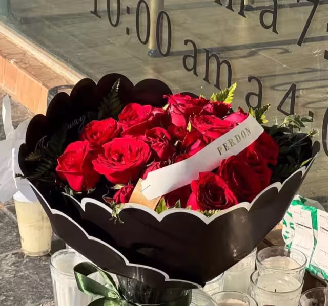 El ramo de rosas con detalles negros