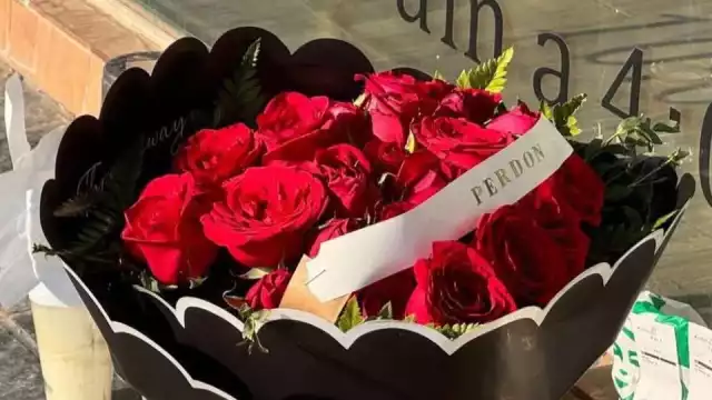 El ramo de rosas con detalles negros