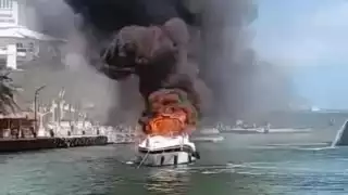 Fuego envuelve en llamas  un yate en Cancún