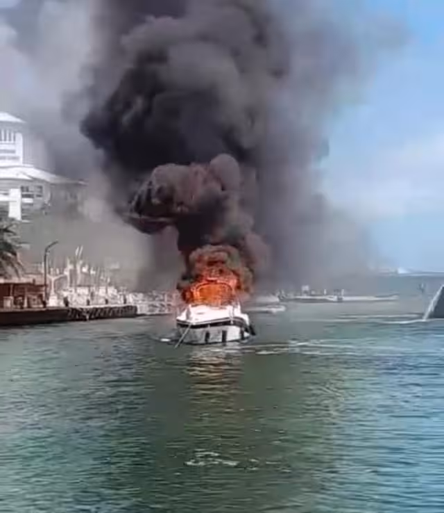 Fuego envuelve en llamas un yate en Cancún