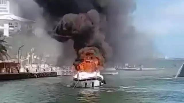 Fuego envuelve en llamas un yate en Cancún