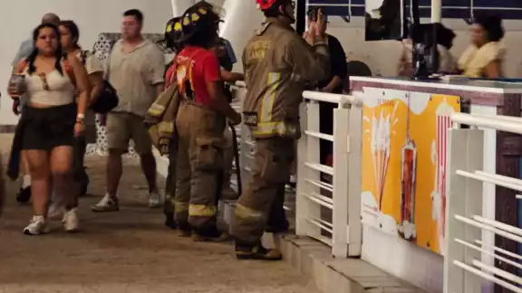 Bomberos rescatan a turistas atrapados en la Rueda de la Fortuna de la zona hotelera de Cancún Bomberos rescatan a turistas atrapados en la Rueda de la Fortuna de la zona hotelera de Cancún