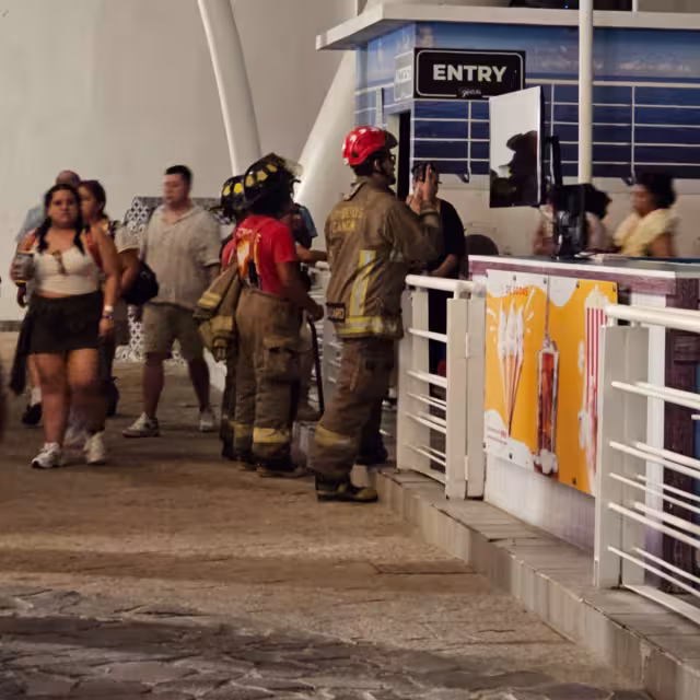 Bomberos rescatan a turistas atrapados en la Rueda de la Fortuna de la zona hotelera de Cancún