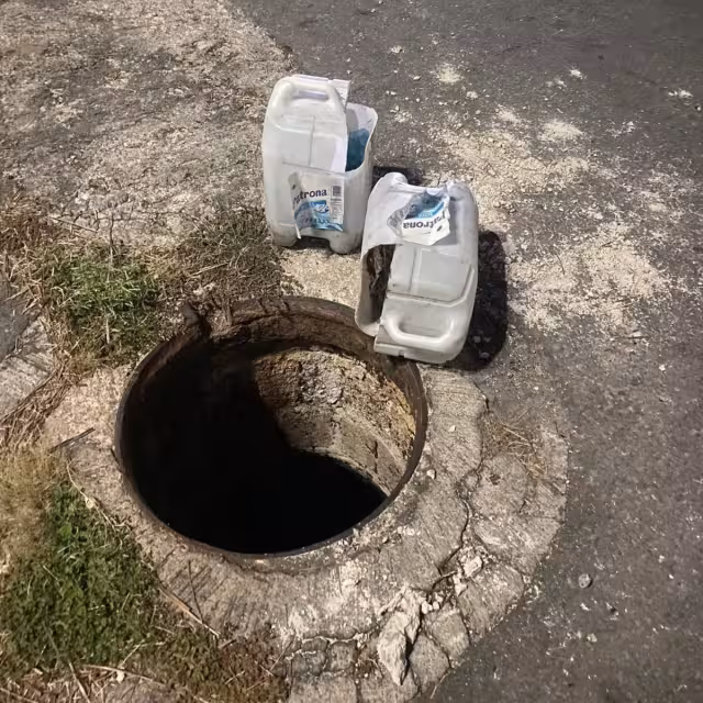 Los peatones corren más riesgo ante las alcantarillas destapadas