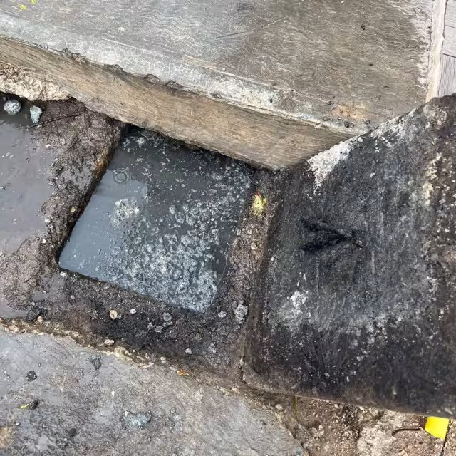 La tapa fue removida por personal del negocio sin las medidas de seguridad adecuadas.