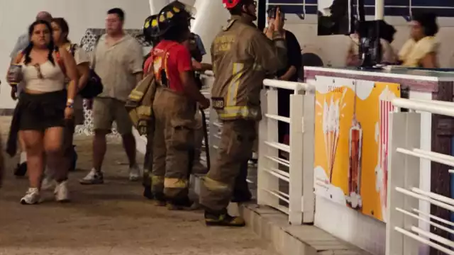 Bomberos rescatan a turistas atrapados en la Rueda de la Fortuna de la zona hotelera de Cancún