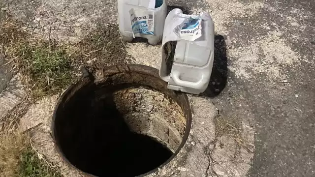 Los peatones corren más riesgo ante las alcantarillas destapadas