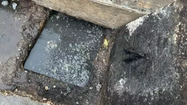 La tapa fue removida por personal del negocio sin las medidas de seguridad adecuadas.