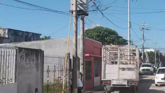 El martes por la tarde se reventaron cables de energía eléctrica, dejando a decenas de familias sin servicio por más de 15 horas