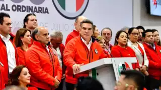 Paz López acusa a Moreno Cárdenas de pactar con el gobierno para proteger su posición y fortuna.