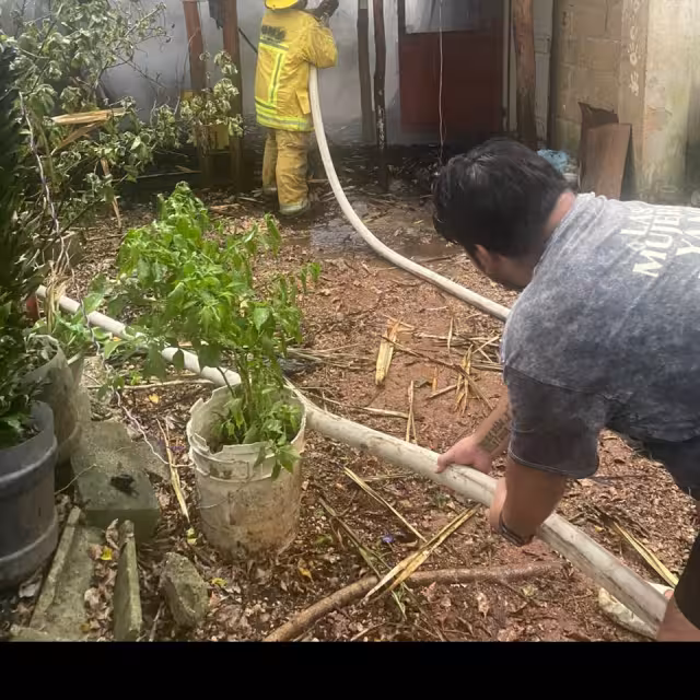 Los bomberos lograron apagar con éxito el incendio, aunque se registraron daños materiales