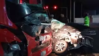 El conductor del auto gris salió corriendo dándose a la fuga