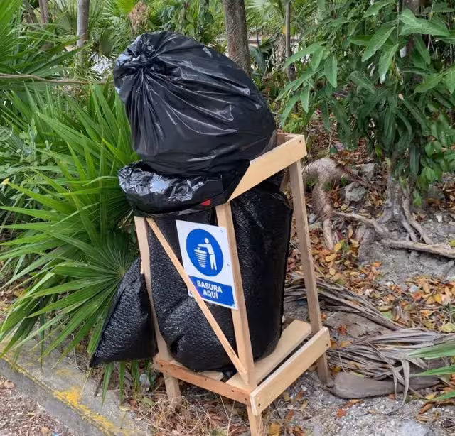 Ciudadanos advierten que los contenedores fueron colocados en zonas donde habita fauna silvestre, lo que incrementa el riesgo de contaminación y atropellamientos