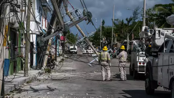 La Comisión Federal de Electricidad envió 20 grúas, 49 linieros y 68 técnicos para atender todos los reportes de falta de luz