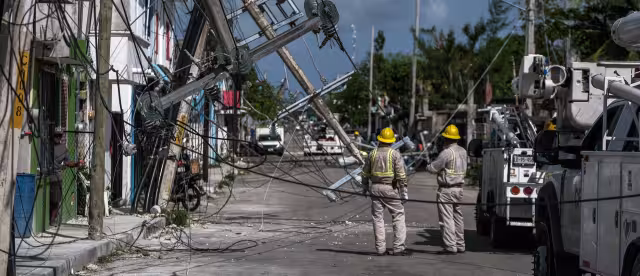 La Comisión Federal de Electricidad envió 20 grúas, 49 linieros y 68 técnicos para atender todos los reportes de falta de luz