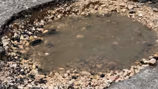 Enorme bache amenaza tránsito vehicular en Champotón