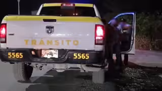 Exhiben a agentes de tránsito y policías de Cancún por presuntamente recibir “mochada"