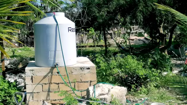 El artículo advierte que la falta de servicios municipales de saneamiento en toda la ciudad, obliga al uso de sumideros y fosas sépticas, como en Tres Reyes.