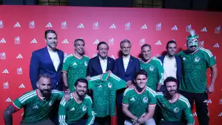 Personalidades ligadas al Tri estuvieron en el lanzamiento