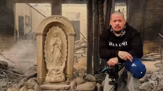 La virgen no se ve afectada por las brazas o cenizas del fatal incendio