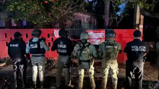 Después del cateo, elementos de la Fiscalía de Quintana Roo colocó los sellos de asegurameinto.