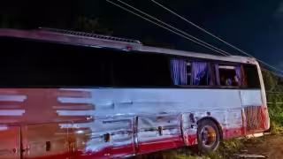 El autobús de transporte de personal sufrió daños importantes en un costado.