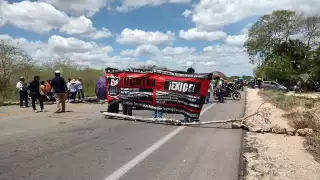 Alumnos del Tecnológico de Motul bloquean la carretera Mérida-Tizimín para exigir la destitución de su Director